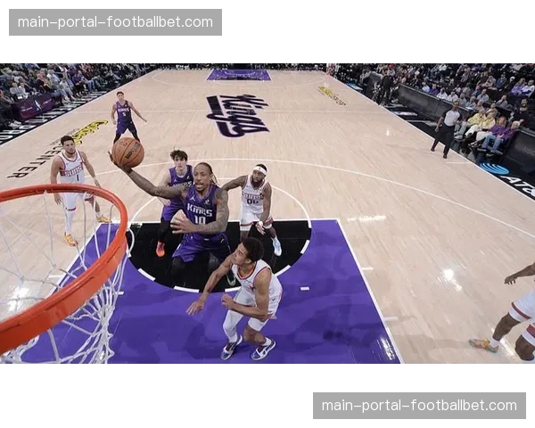 深度复盘:国王惜败太阳,福克斯与布克关键球处理方式对比及其效率差异。 深度复盘:国王惜败太阳,福克斯与布克关键球处理方式对比及其效率差异。