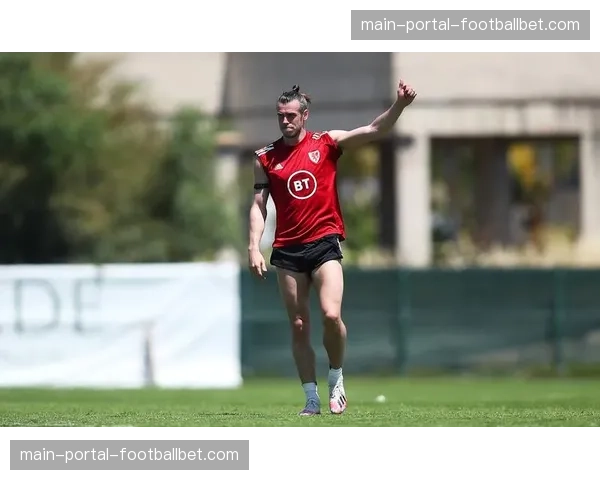 温情一幕：威尔士球迷在比赛第11分钟集体鼓掌致敬贝尔